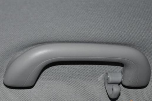 Зачем в салоне автомобиля нужны ручки на потолке со стороны водителя