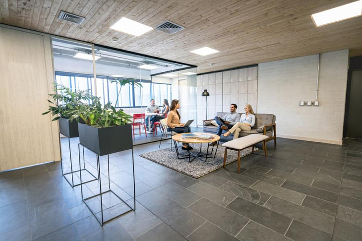 Разница в зарплате мужчин и женщин на схожих позициях в России составляет почти 30%