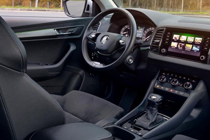 Кроссовер Skoda Karoq сменил выражение «лица» после рестайлинга: официальные изображения