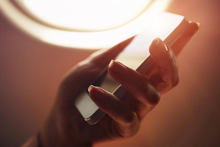 Зачем отключать телефон в самолете?