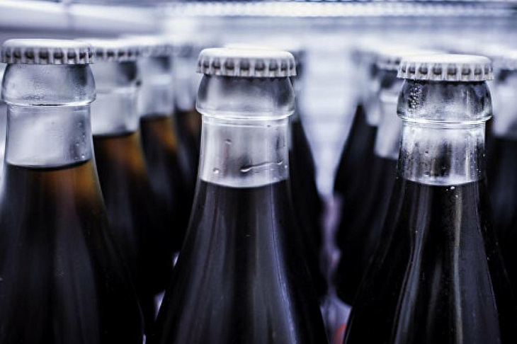 Названы самые опасные для употребления в жару напитки