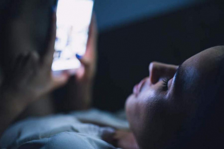 Невролог рассказала о вреде сна рядом со смартфоном