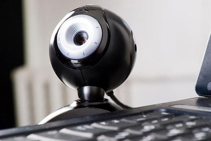 Эксперт объяснил механизм вычисления слежки через веб-камеру