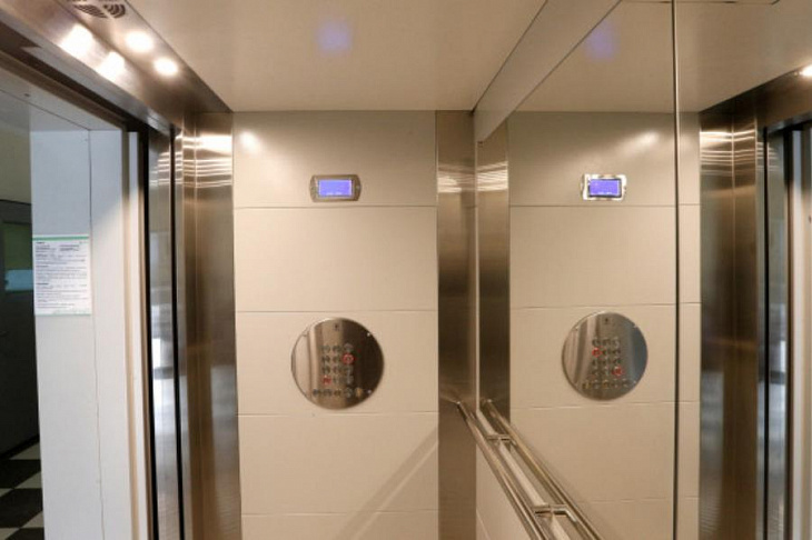 Вверх по лестнице пешком: почему люди боятся ездить в лифтах