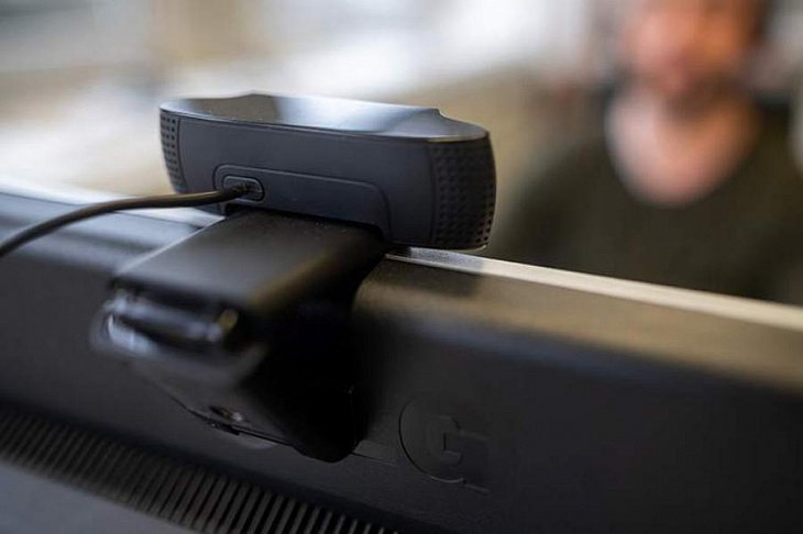 Эксперт Огасян назвал признаки слежки за пользователем через веб-камеру