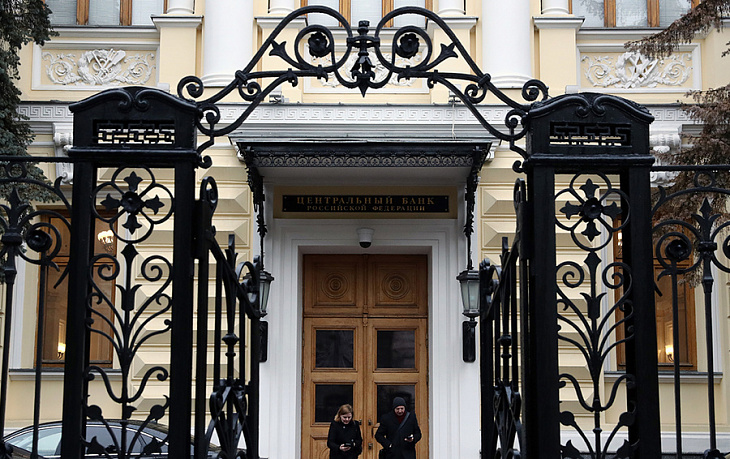 ЦБ снизил стоимость денег. Почему россияне могут этого не заметить?