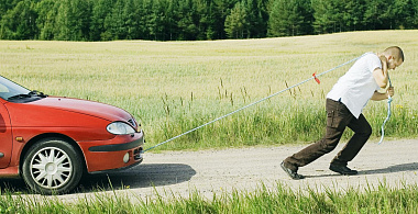 Как завести автомобиль с толкача или буксира