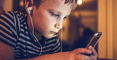 Брось трубку: почему развитие детей замедлилось