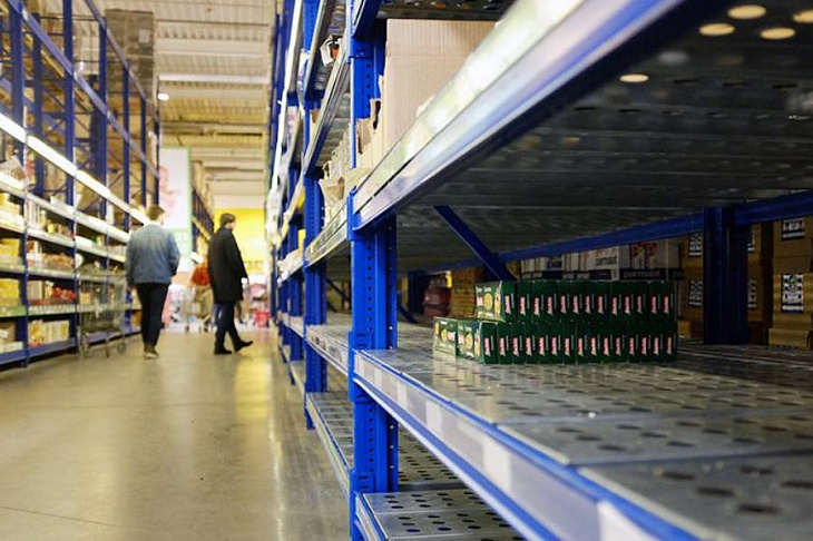 Мантуров рассказал об издержках ритейлеров из-за ажиотажа в магазинах