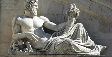 Вредно ли есть стоя или лежа?