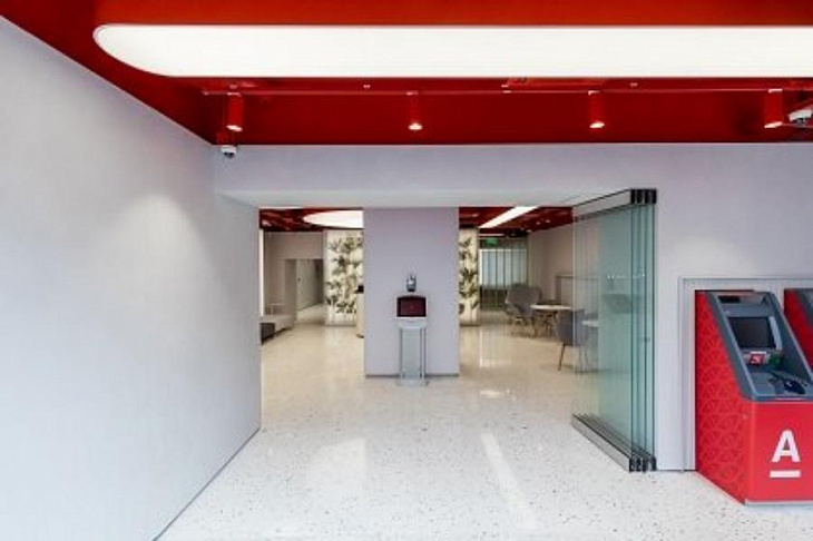 Альфа-Банк открыл первый Phygital-офис