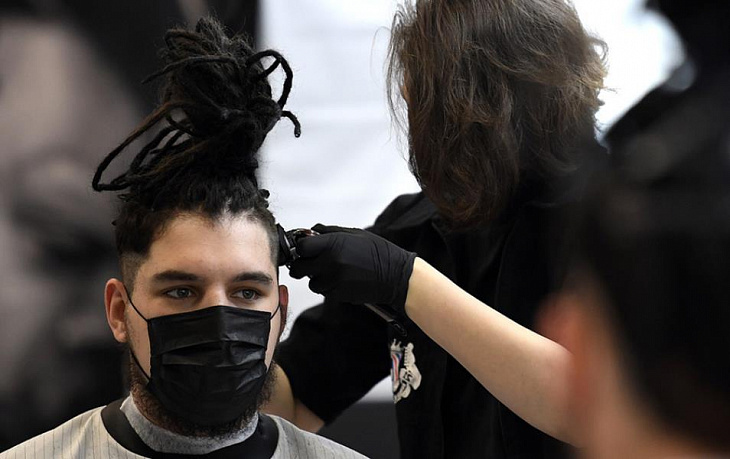 Придется работать по 15 часов: почему салоны красоты не хотят открываться на условиях властей 