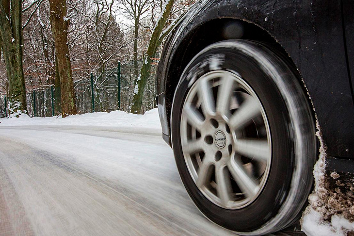 «Субарик, который смог». Как водители справляются с гололедом.