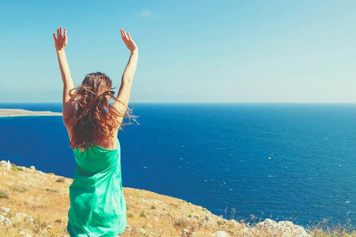 Как сохранить волосы здоровыми в жару?