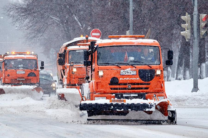 Как убирают снег во дворах и на дорогах в Москве