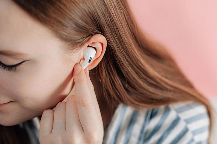 Эксперт предупредил о вреде беспроводных наушников