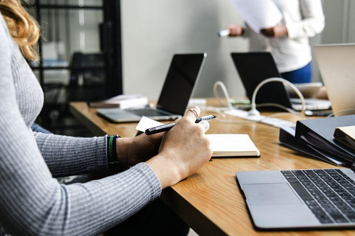 Списание налогов и снижение страховых взносов: законопроект, предусматривающий поддержку МСП, приняли в третьем чтении