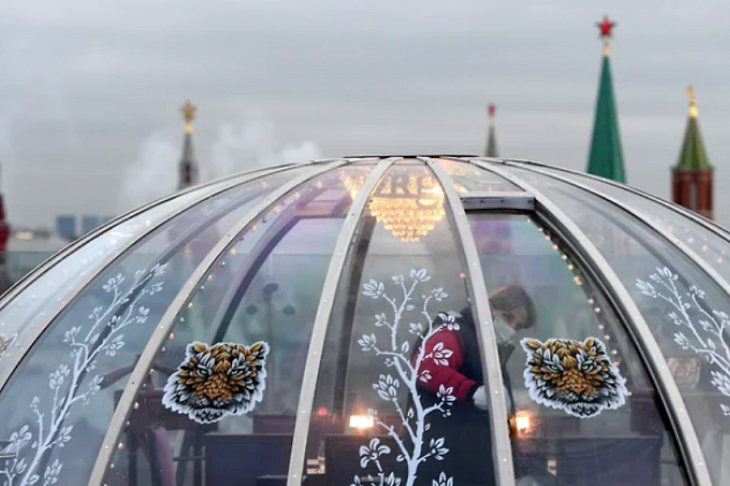 Москва плавно стелет