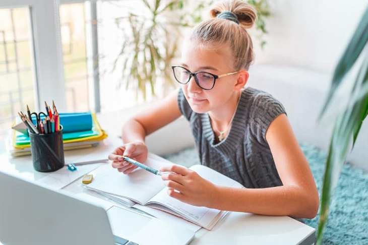 Атомные классы, электронные учебники и «МЭШ»: что изменилось в сфере образования в 2020 году