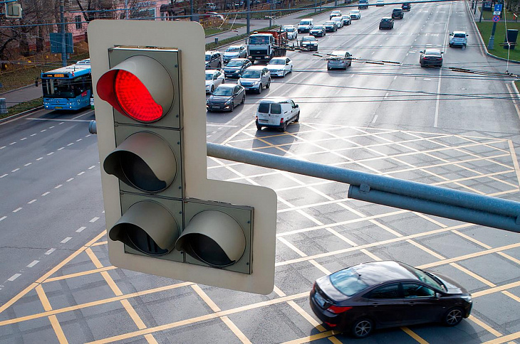 Штраф за проезд на красный: что надо знать водителям в 2021 году