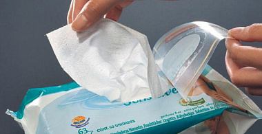 Бактерии, отдушки, консерванты — чем еще опасны детские салфетки?