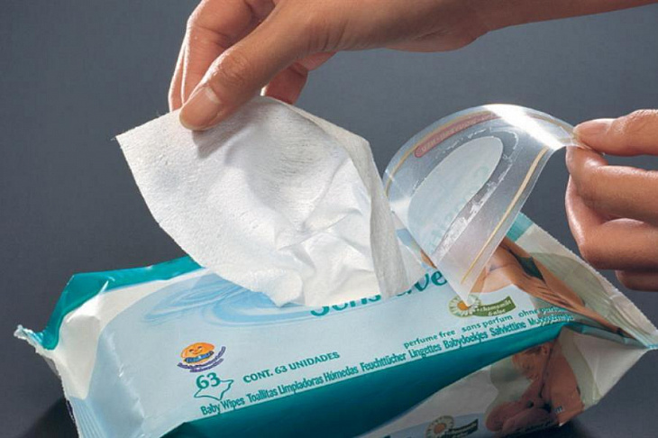 Бактерии, отдушки, консерванты — чем еще опасны детские салфетки?