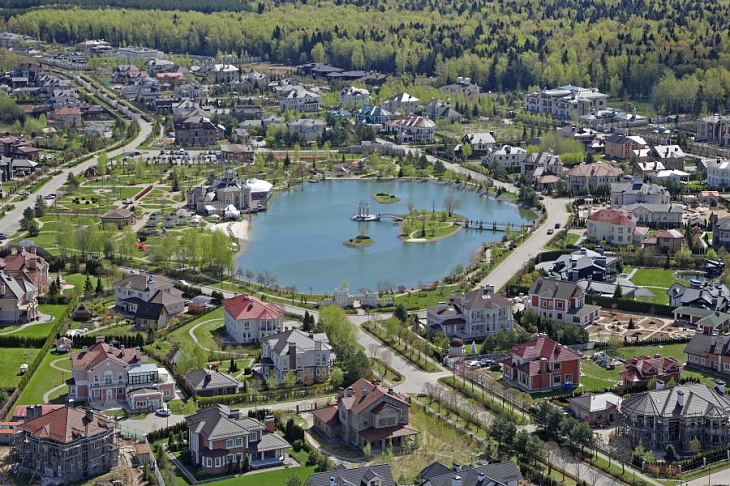 Рублевку раскупили: число сделок с супердорогими коттеджами упало на 25%