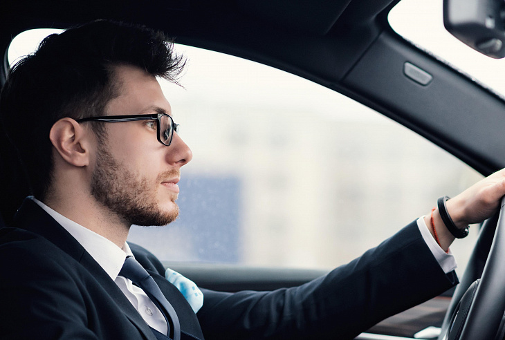 Зачем опытные водители возят в машине бутылку водки