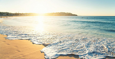 Почему днем ветер дует с моря на сушу, а ночью наоборот?