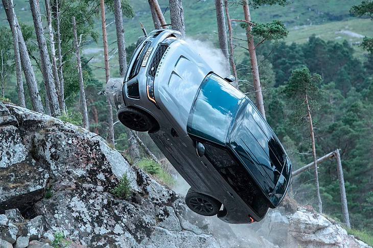 Самый мощный Range Rover в новой части бондианы: погоня по бездорожью