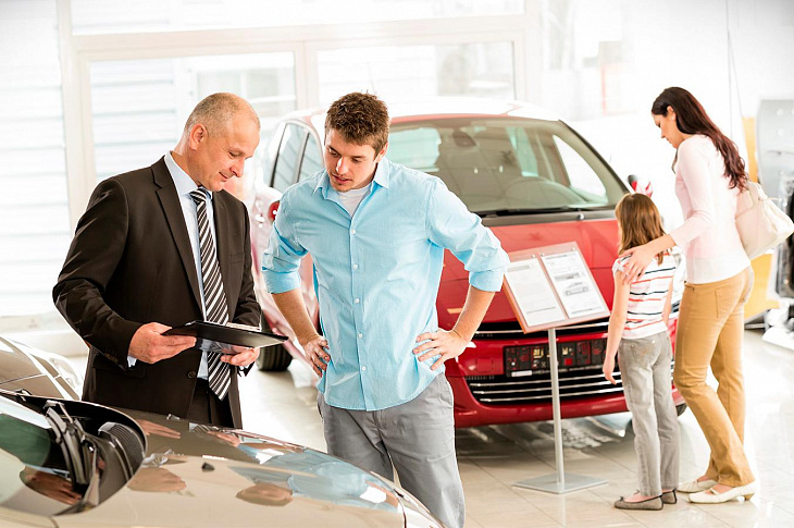 «Жадность правит миром». Как россиян обманывают в автосалонах