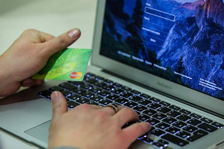 Эксперт призвал к осторожности при оплате картой в интернет-магазинах