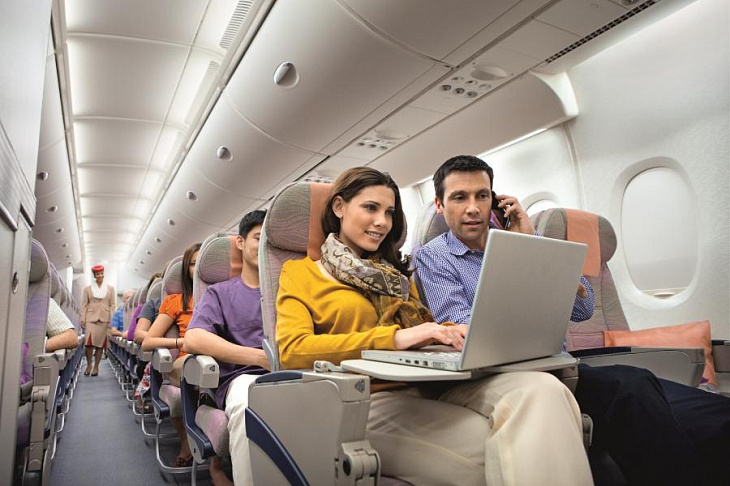 SpaceX планирует обеспечить пассажиров самолетов спутниковым интернетом