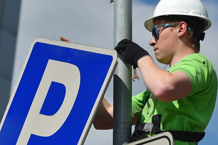 На парковке ставят крест, полумесяц и звезду