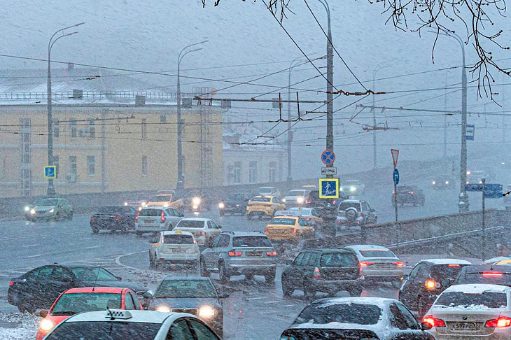 Московских водителей предупредили о первом снеге.