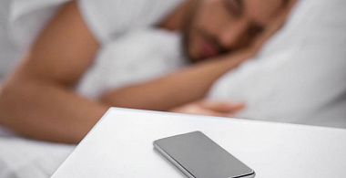 Вредно ли оставлять смартфон у кровати на ночь