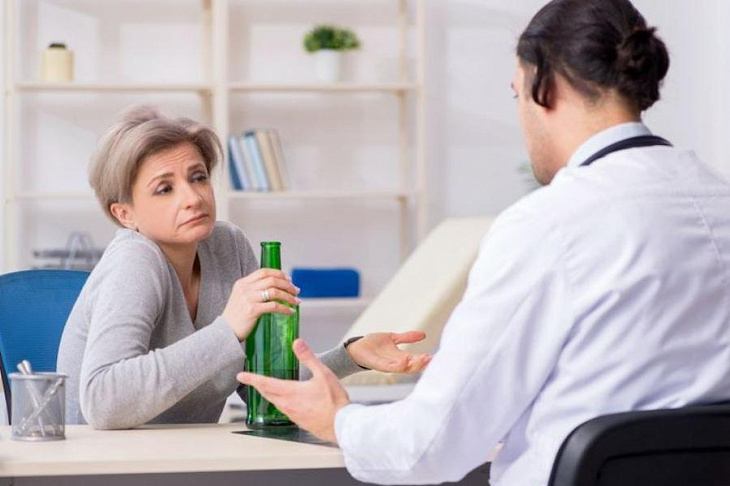 Самоизоляция с бутылкой. Может ли за время карантина развиться алкоголизм?