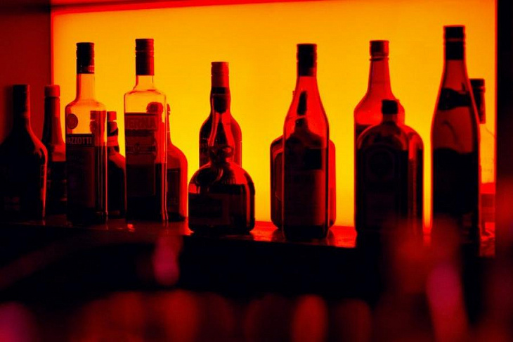 Горькое с детства: кто спаивает малолетних в России