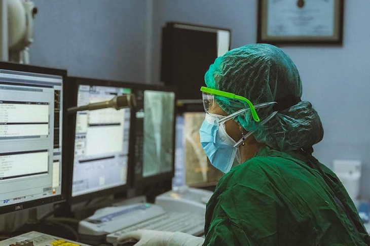 Половина российских врачей заявила о падении заработка во время пандемии