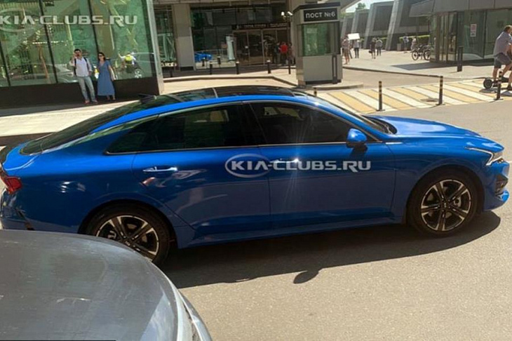 Новый Kia K5 сфотографировали в Москве. Скоро стартуют продажи 