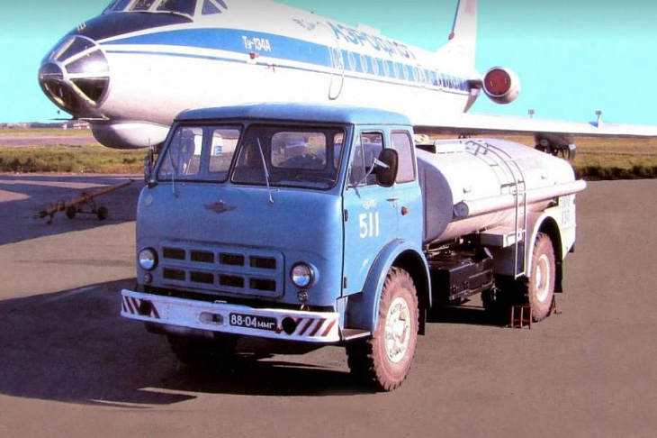 Тяжелые, дизельные, передовые: грузовики МАЗ в Советской армии