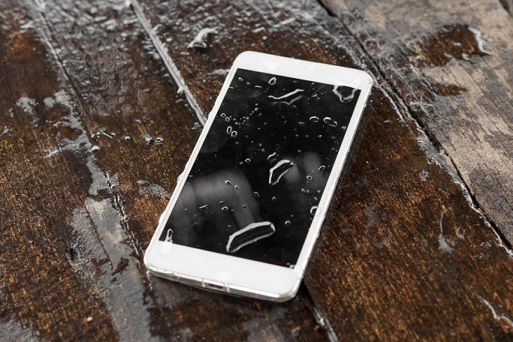 Что делать, если телефон оказался в воде и промок?