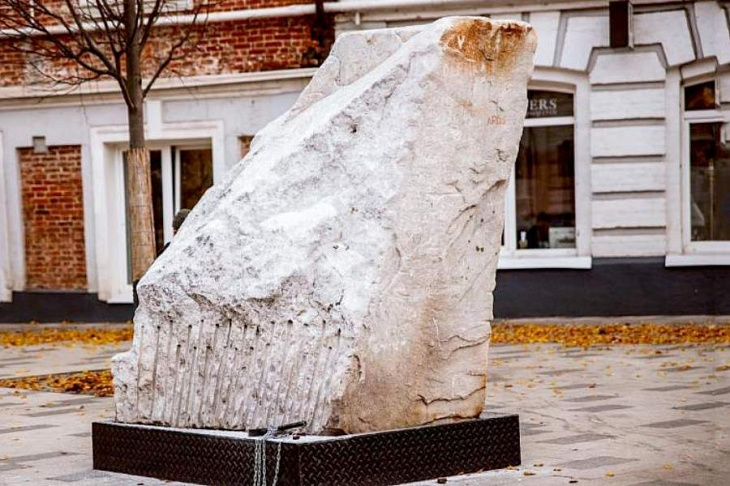 В Москве кусок мрамора завел блог в Instagram