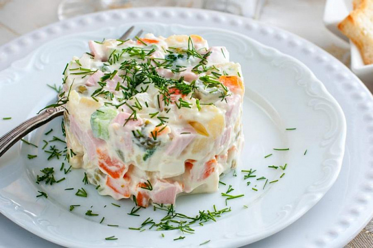 Врач рассказала об опасности новогодних блюд