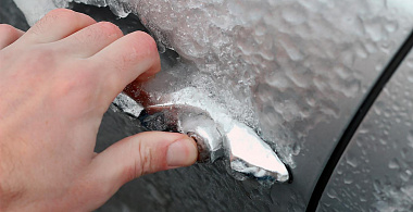 Что делать, если в машине примерзла дверь. 5 советов