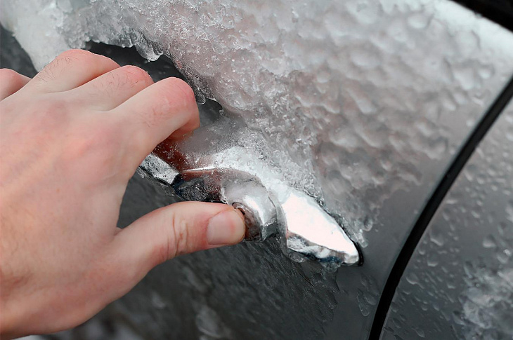 Что делать, если в машине примерзла дверь. 5 советов