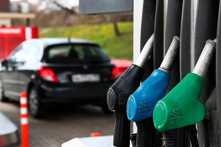 Водитель задел столбик на заправке и уехал. За это его лишили прав.