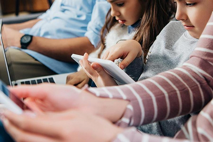Роспотребнадзор предупредил об опасности гаджетов для детей на самоизоляции