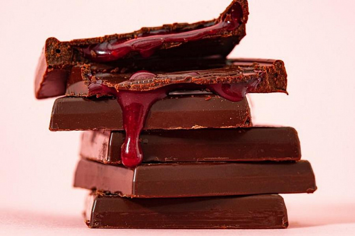 Диетолог рассказала о правильном способе есть шоколад