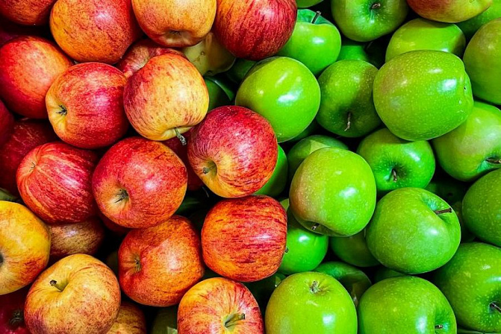 Врач рассказала, для кого опасны зеленые яблоки